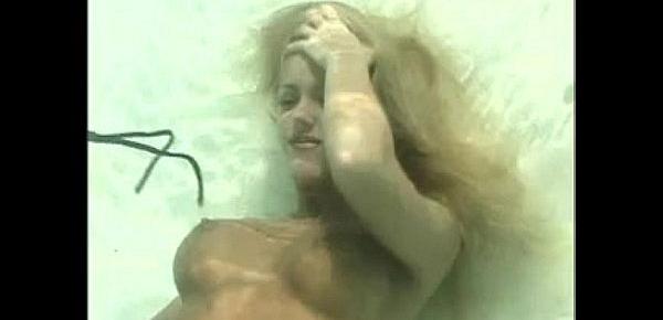  Robyn Foster loves to have Sex Underwater